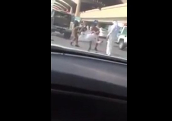 ‏‫فيديو مستنكر.. مواطن يقاوم رجال المرور أمام مطار الملك خالد