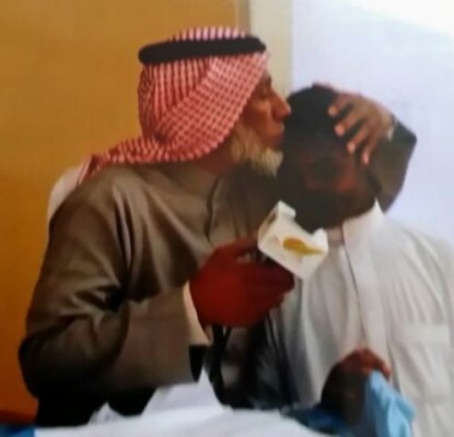 بالصور والفيديو.. معلم يُقبّل رأس أحد طلابه تقديراً له