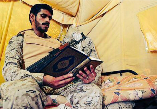 الصورة الأكثر تداولاً.. مرابط على الحد الجنوبي يحتضن السلاح وهو يقرأ القرآن