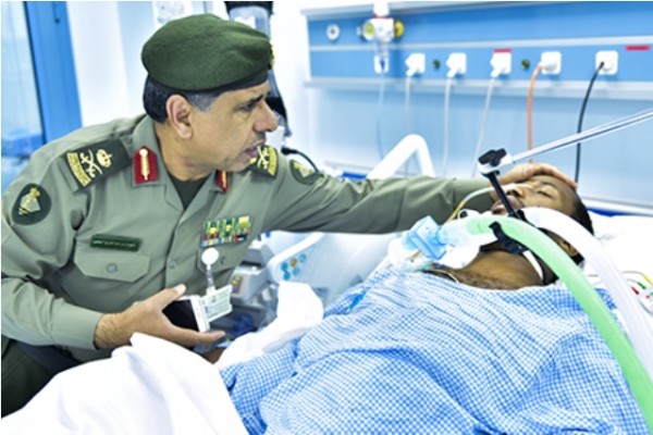 اليحيى يقف على الوضع الصحي لجندي في #الجوازات تعرض لطلق ناري غادر