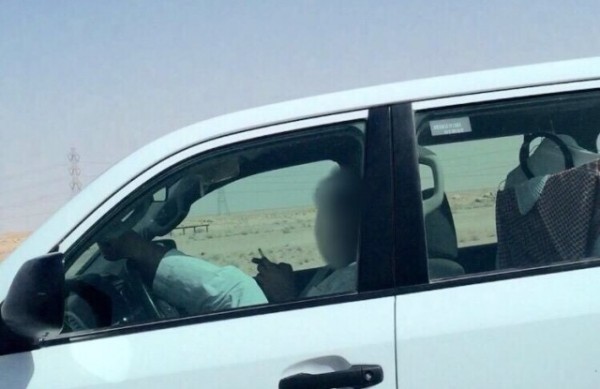 #العريفي يلتقط صورة لشاب يقود السيارة برجليه !