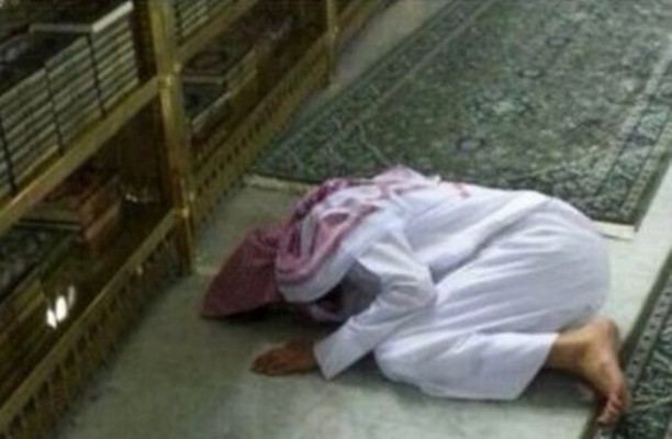بالصور.. رجل يتوفاه الله وهو ساجد في الحرم المكي