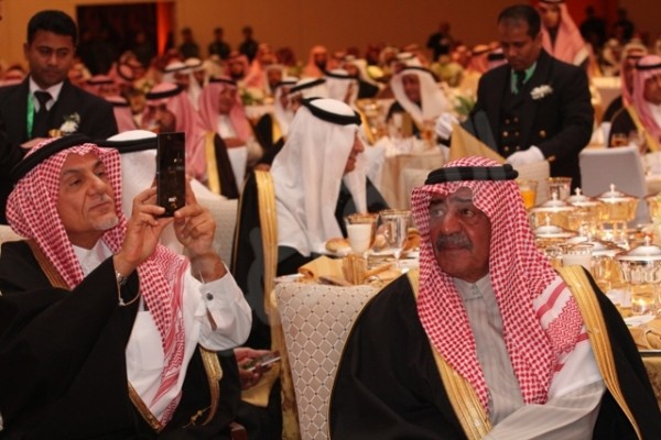 بالصورة.. الأمير تركي الفيصل يوثق بجواله حفل جائزة الملك خالد