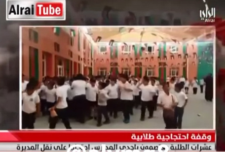 بالفيديو .. ​طلاب مدرسة كويتية يهتفون “الشعب يريد أبلة زهرة​”