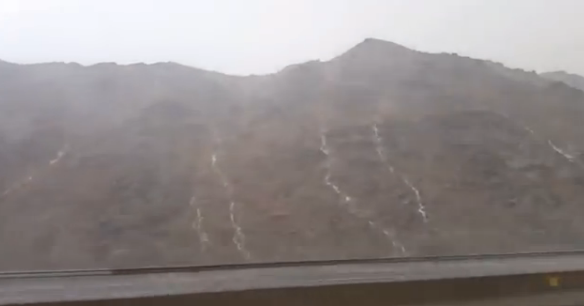 شاهد.. جمال وروعة منظر سقوط الأمطار على جبال طريق السيل بمكة