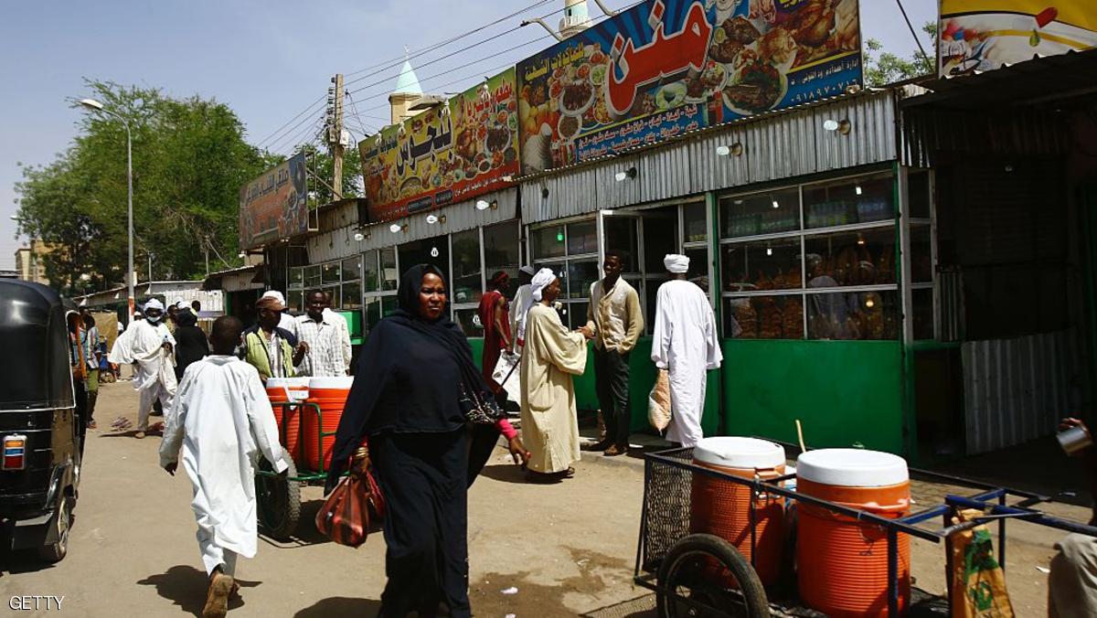 حظر “وعّاظ الأسواق” يفتح الجدل في السودان