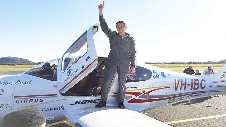 18 عامًا.. وينتزع لقب أصغر طيار يقوم برحلة حول العالم منفرداً