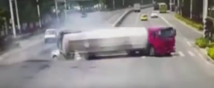 شاهد.. سائق شاحنة يسحق سيارة بمفترق طرق بالصين