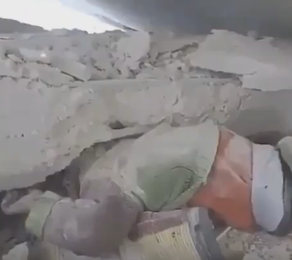 شاهد.. على طريقة عمران.. لحظة إنقاذ طفل سوري قصف منزله بالطائرات