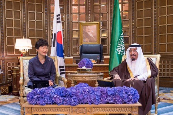 بالصور.. جلسة مباحثات سعودية كورية في قصر الملك سلمان