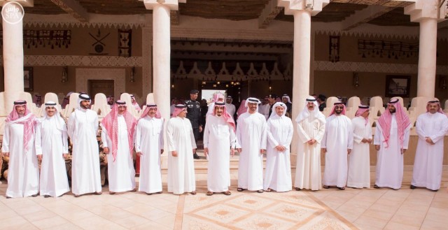 الملك سلمان يحتفي بمسؤولين خليجيين في قصر العوجا بالدرعية