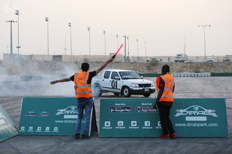 بالصور.. إقبال شبابي على ميدان ديراب للسباقات بعروض السيارات