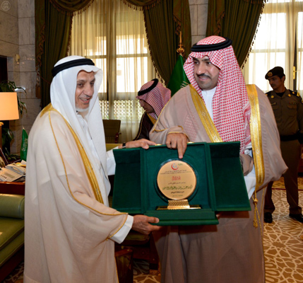 أمير الرياض يستقبل رئيس مجلس إدارة جمعية “عناية”