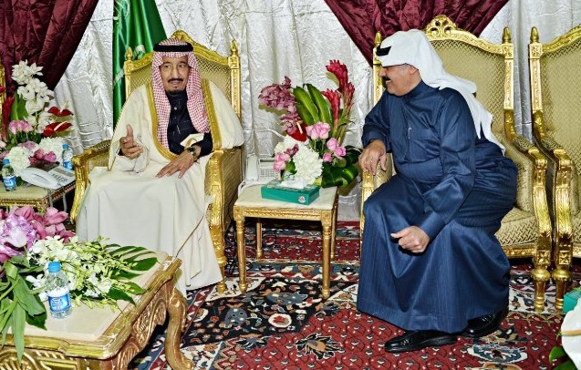 الأمير سلمان وولي ولي العهد يطمئنان على صحة خادم الحرمين
