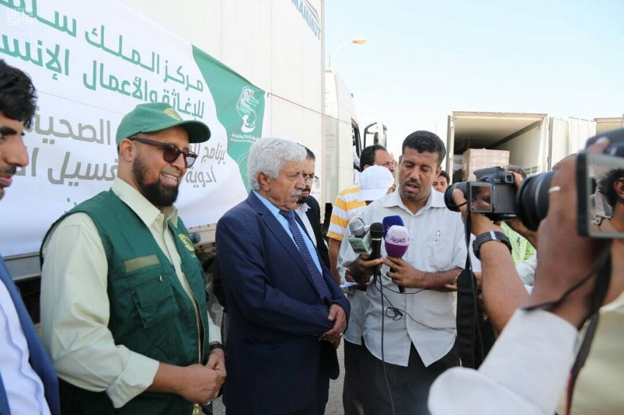 بالصور.. مركز الملك سلمان للإغاثة يسلم وزارة الصحة اليمنية شحنة أدوية