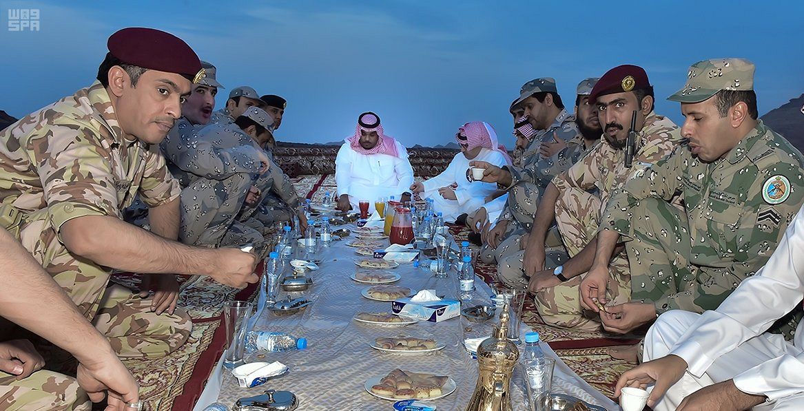 بالصور.. نائب أمير نجران يشارك رجال حرس الحدود طعام الإفطار