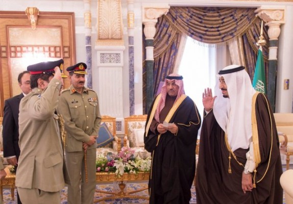 الملك سلمان يلتقي رئيس هيئة الأركان المشتركة الباكستانية