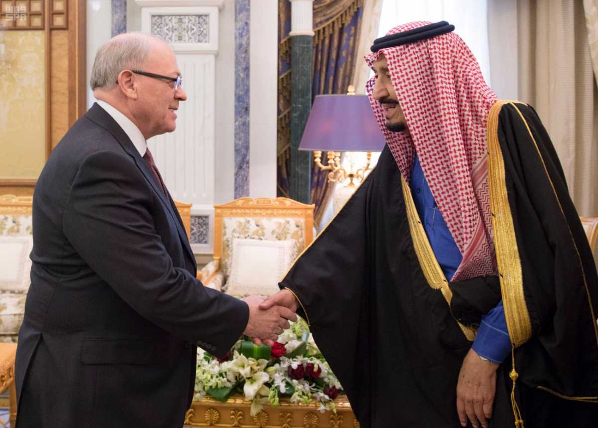 الملك يستعرض مع رئيس مجلس الشيوخ الكندي علاقات الصداقة