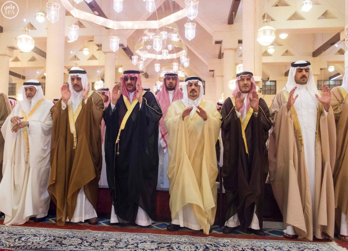 بالصور .. الأمير أحمد ونائب الملك يؤديان الصلاة على الأميرة نوف