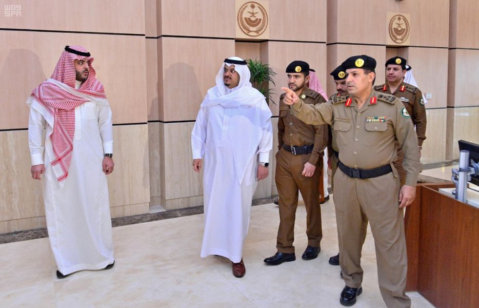 بالصور.. نائب أمير الرياض يتفقد مركز القيادة والتحكم الذكي بمرور الناصرية