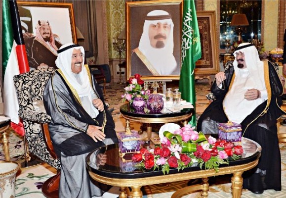 الملك يبحث تطورات المنطقة مع أمير الكويت
