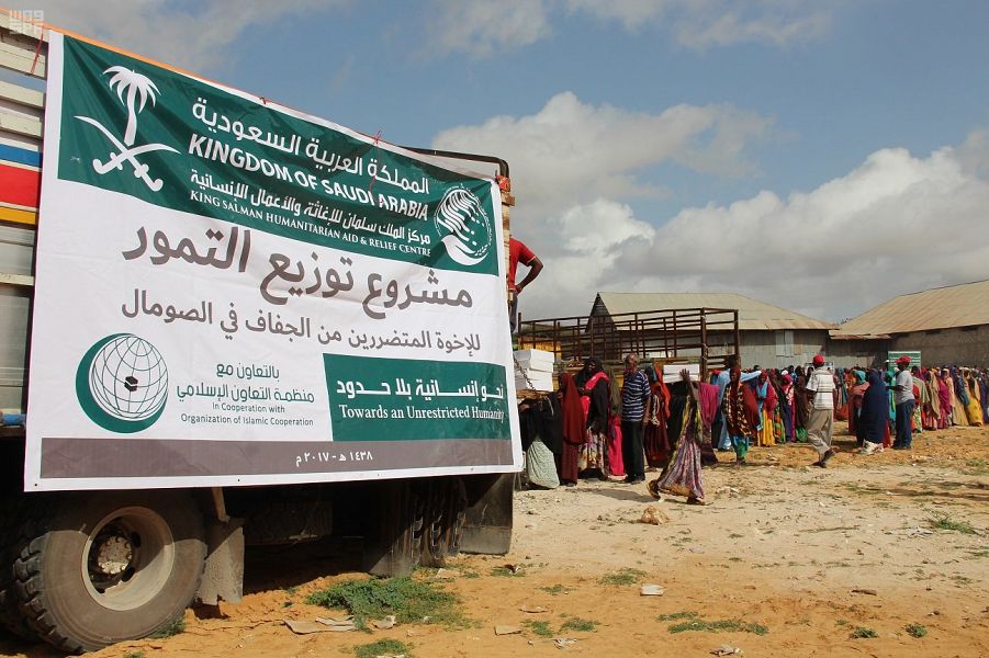 بالصور.. سلمان للإغاثة يدعم الصومال بـ958 طنًا من التمور