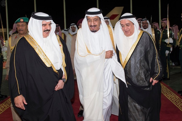ولي العهد يستقبل ملك البحرين في مطار جدة