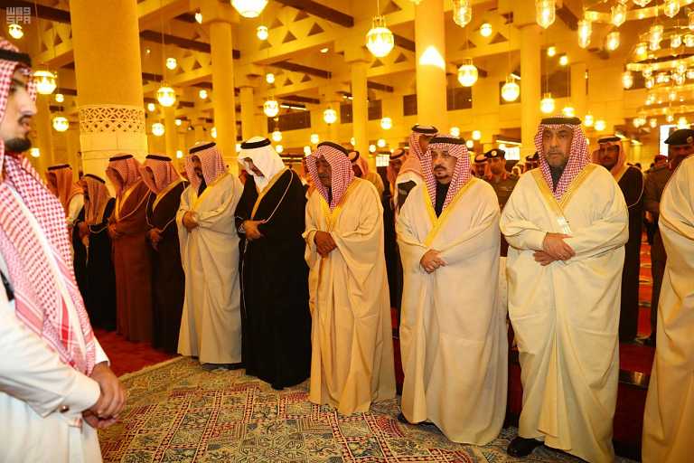 الأمير مقرن يتقدّم المصلّين على بدر بن سلمان بن سعود