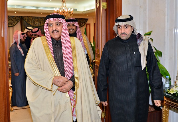 الأمير أحمد يطمئن على صحة الملك