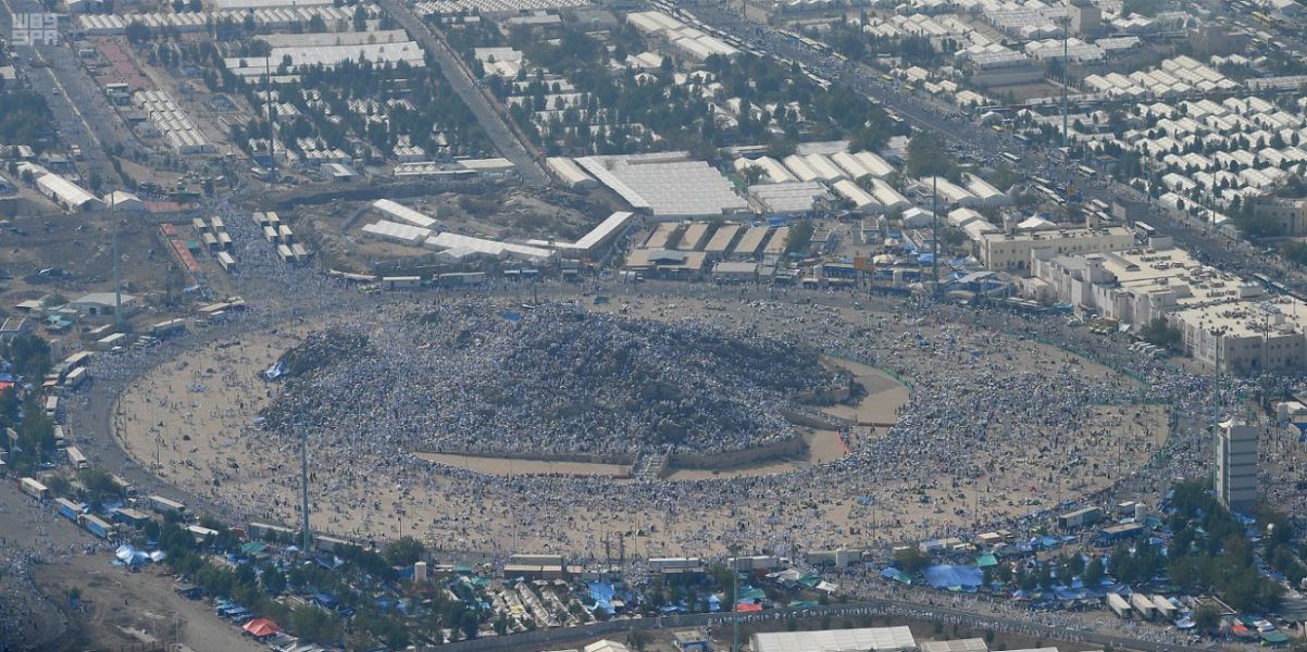 شاهد بالصور.. لقطات جوية ترصد رحلة ضيوف الرحمن على صعيد عرفات الطاهر