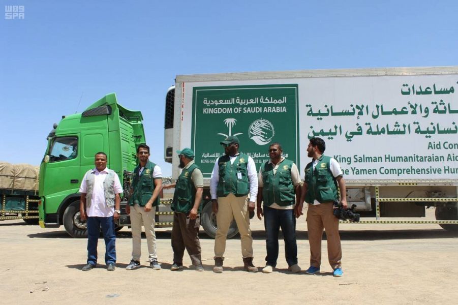 مركز الملك سلمان للإغاثة يدعم محافظات يمنية بـ18919 سلعة غذائية