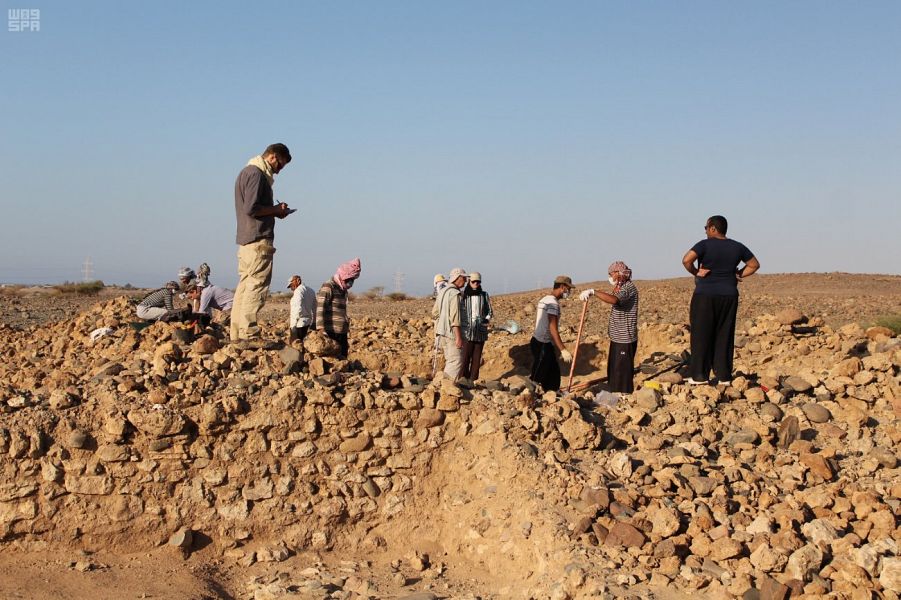 بالصور.. العثور على آثار تعود للعصر الحجري في 3 مواقع بتبوك