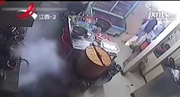 بالفيديو.. سيدة تتسبب في انفجار مطبخ أحد المطاعم