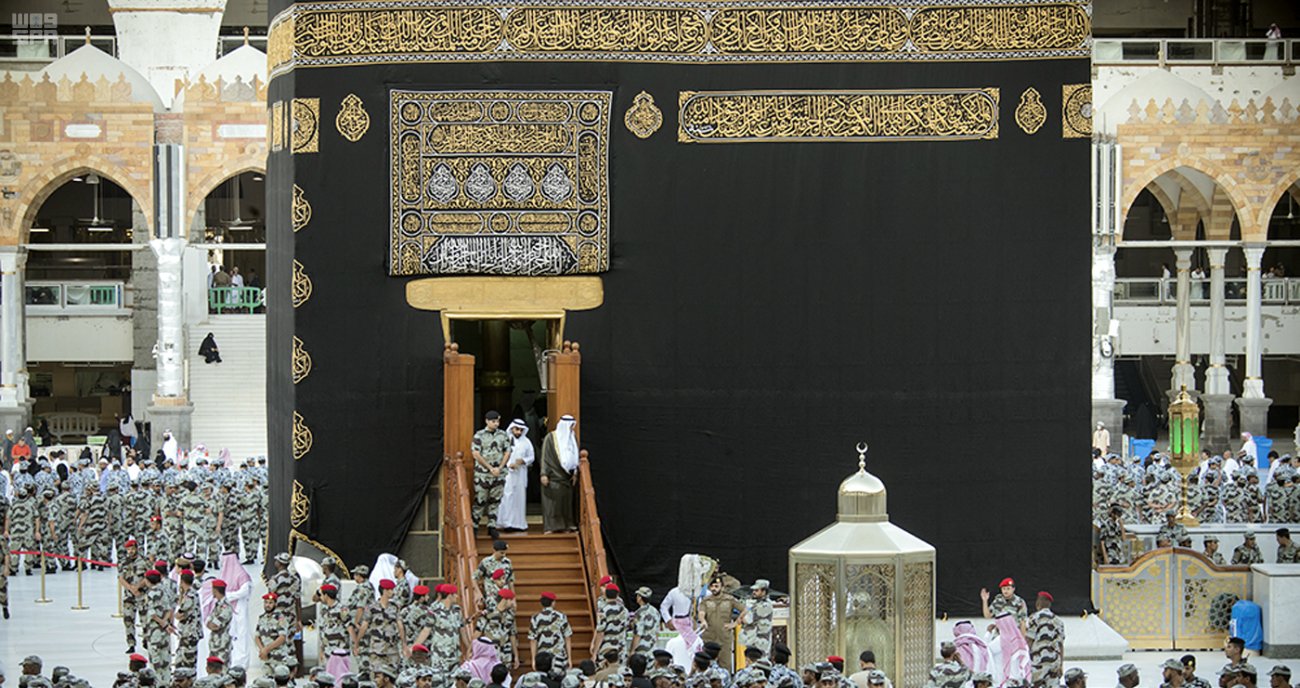 خالد الفيصل يتشرّف بغسل الكعبة المشرفة نيابة عن الملك سلمان