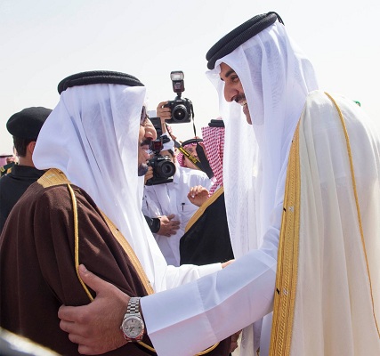 أمير قطر يصل الرياض والملك سلمان في مقدمة مستقبليه