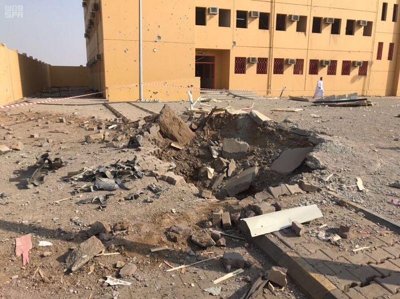 بالصور.. صاروخ حوثي يستهدف مدرسة في صامطة