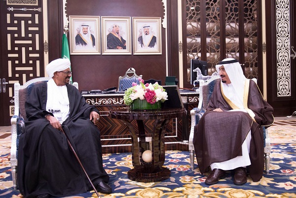 ولي العهد يبحث مع الرئيس السوداني العلاقات الثنائية بين البلدين