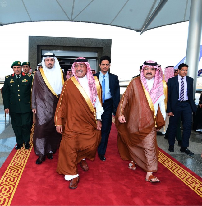 الأمير مقرن يصل إلى جدة قادما من خارج المملكة