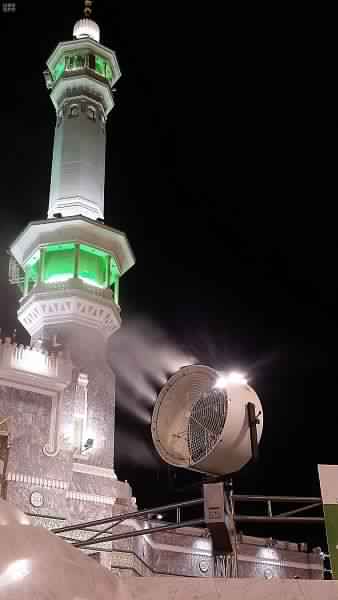 بالصور.. مراوح الرذاذ تلطف الأجواء في ساحات المسجد الحرام