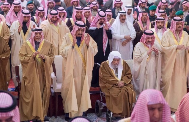 ولي العهد يؤدي صلاة الميت على الأمير سعد بن عبد الله