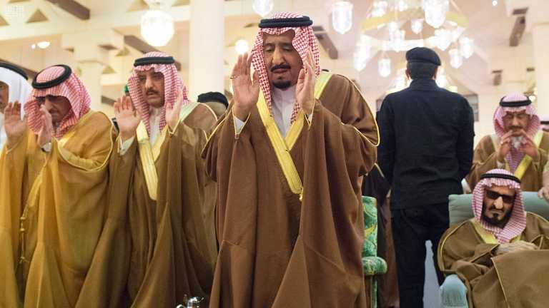 بالصور .. الملك سلمان يتقدم المصلين على الأمير تركي بن عبدالعزيز