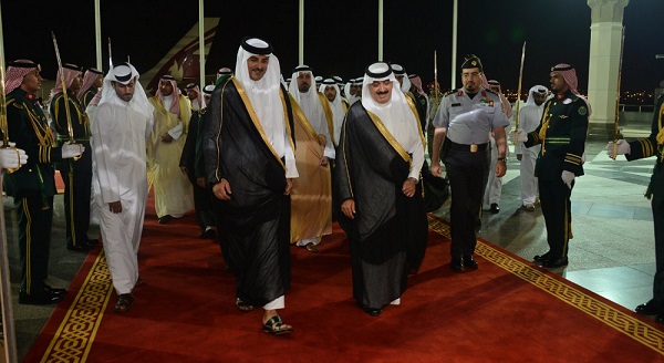 وزير الحرس الوطني يستقبل أمير قطر بمطار جدة
