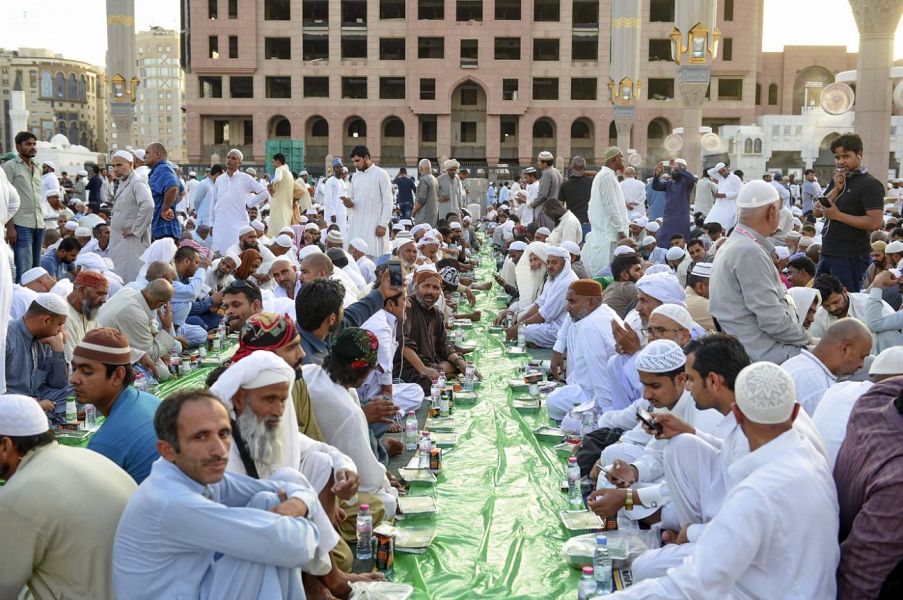 بالصور.. موائد إفطار متنوعة للصائمين بالمسجد النبوي