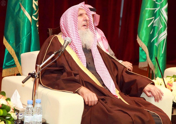 مفتي المملكة يحذر من جماعات متطرفة هدفها تفريق المسلمين