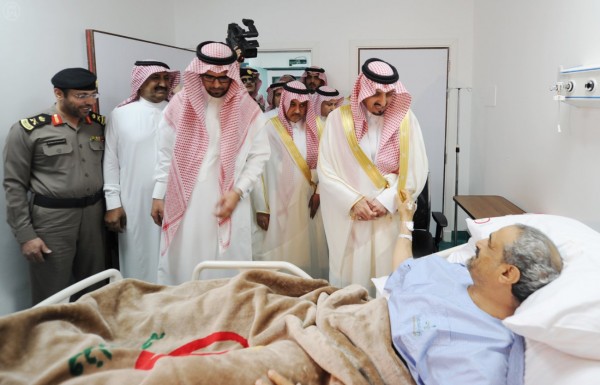 أمير عسير يطمئن على الجندي أول القحطاني وشيخ شمل بلحارث