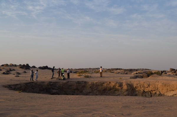 خبير جيولوجي يحذر مرتادي البر من الهبوطات الأرضية