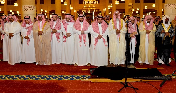 أمير الرياض يؤدي صلاة الميت على والدة الأمير فيصل بن مشعل