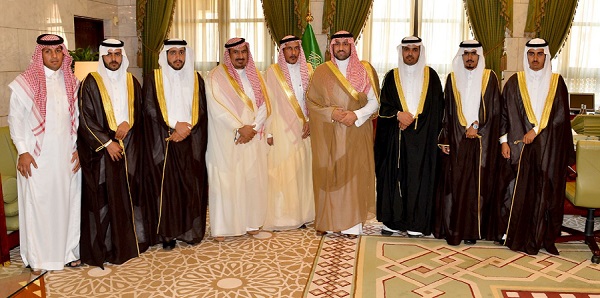 أمير الرياض يستقبل آل البلوي المتنازلين عن قاتل أخيهم