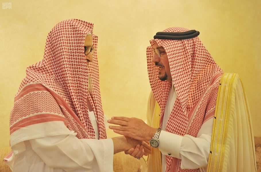 بالصور.. أمير القصيم يزور الشيخ الفوزان في منزله لتهنئته بالعيد