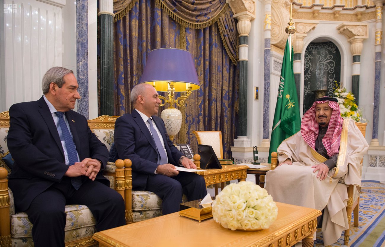 الملك يستعرض العلاقات الثنائية مع وزير التخطيط وزير التجارة بالوكالة في العراق